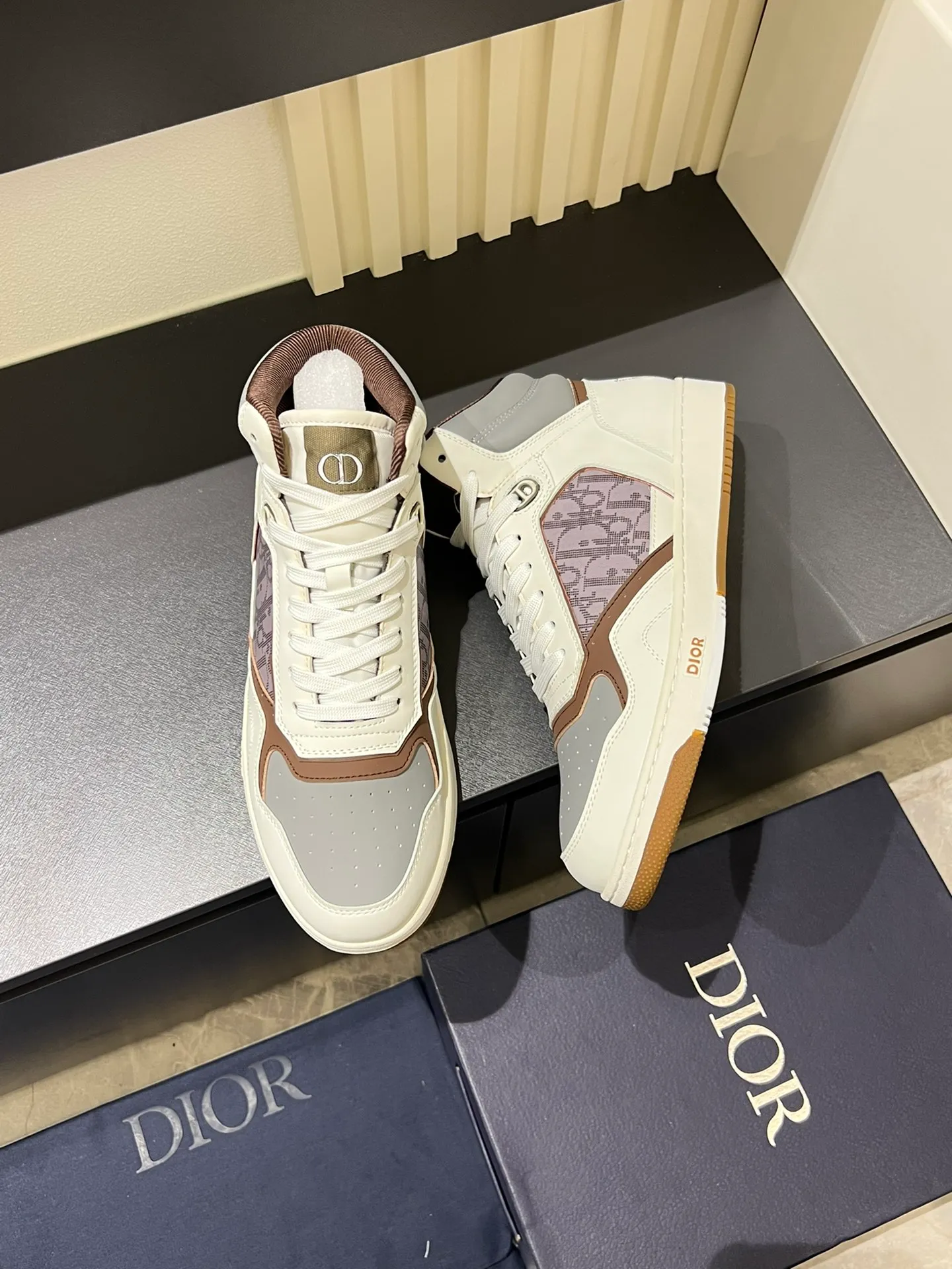 Men's shoes 💰p460 "Dio*" mid-top B27 casual sneakers. This B27 high-top sneaker is a new product in the series and continues Di*r's classic style. Crafted from gray and white smooth calf leather with beige and black Oblique print panels on the sides. The "CD Icon" shaped shoelace eyelets are clever and delicate, and the two-color rubber sole, rear collar and heel are all equipped with the brand's iconic details to enhance the style. Oblique printed straps at the ankle allow for an adjustable fit to complement the overall design. Fashionable and versatile, it can complement any look. Create an exquisite design with unique dynamic vitality and modern atmosphere, presented in low-top and high-top styles. This new must-have shoe adds a new dimension to Dior's archive heritage, embodying modern elegance. Purchase the original version and make it 1:1. If you need top quality, please come to me! Male 38-44!